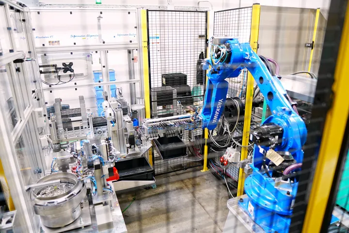 febana Automationszelle mit Yaskawa-Roboter und Zuführtechnik, Standort Sömmerda